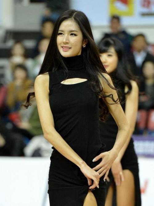 韩国啦啦队女队长颜值酷似刘亦菲身材完美让人羡慕