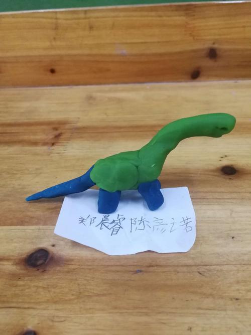 2017级6班《泥塑恐龙》