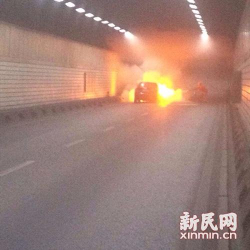 上海延安东路隧道一帕萨特自燃 无人员伤亡(图)