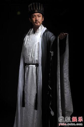 由陆毅,黄维德,何润东,聂远,林心如,陈好等担纲的"青春版"《三国演义