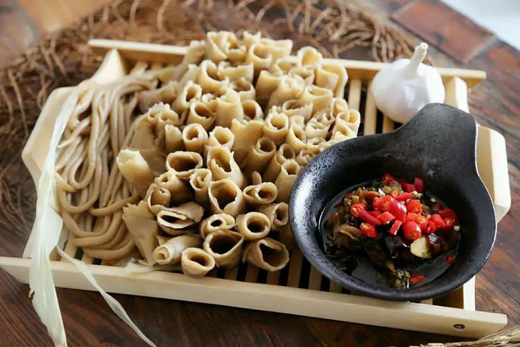 莜面饸饹,也叫莜面绳绳,是博大精深的莜面文化中的一个品类.