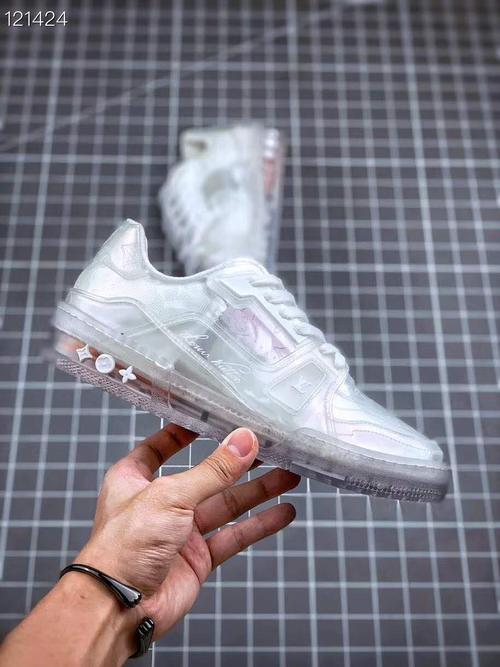 lv透明男鞋控 trainer透明变色龙运动鞋,新品幻彩透明 顶级版本