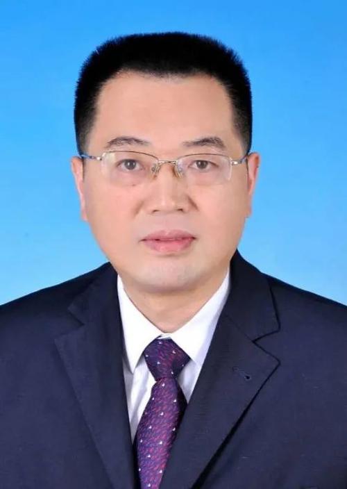 法学学士,中共党员,现任祁门县委书记,拟提名为省辖市副市长人选;单培