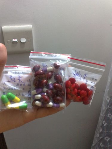 请问这是什么药 发烧 喉咙痛 怕冷