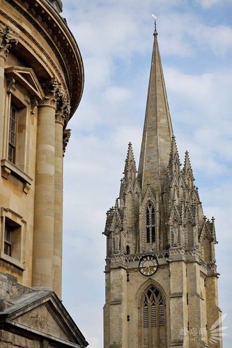 哥特式的尖顶和巨大的罗马柱随处可见,如果你喜欢欧洲古典建筑,来到