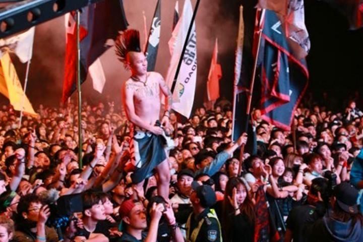 我们采访了刚刚在迷笛上"裸跳"的哥们,这家伙真的挺朋克