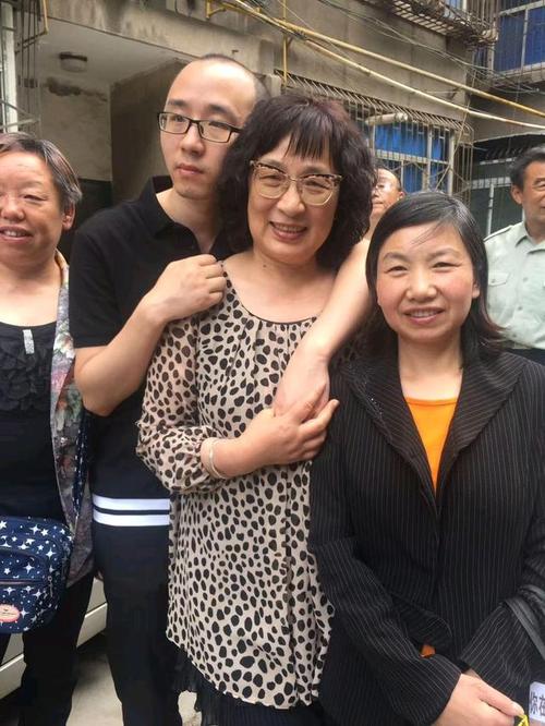 毛寅和李静芝与寻子家长交流