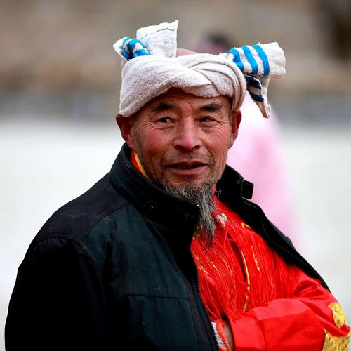 白羊肚子手绢,那三道道蓝,最看不够的是我家乡陕北的老汉汉.