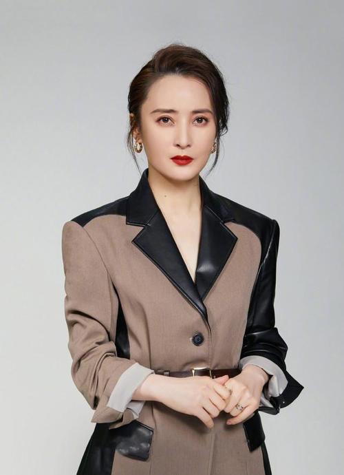 当家主母蒋勤勤最新大片曝光拿着账本气场全开眼神里太有戏