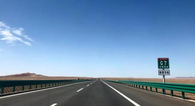 世界上穿越沙漠最长的高速公路京新高速公路(g7)一直是自驾游爱好者