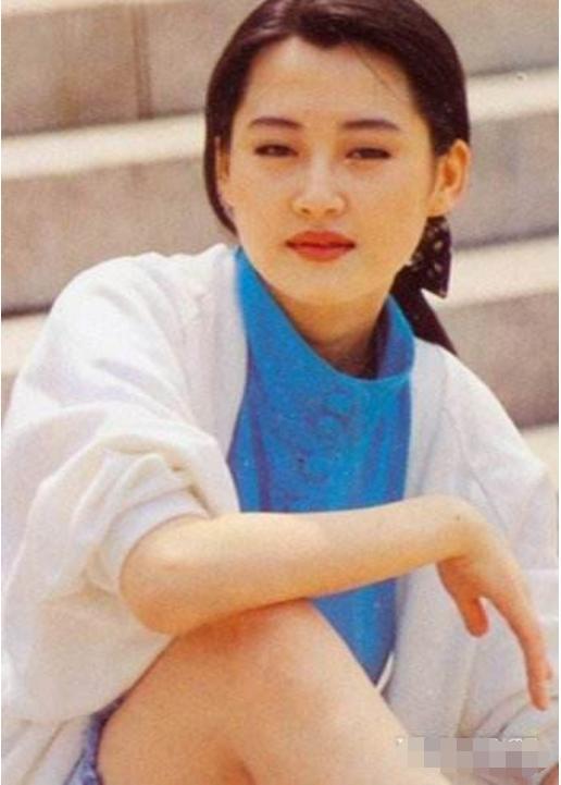 看了许晴年轻时候照片,才知道为何迷倒不少男人,49岁却仍然单身