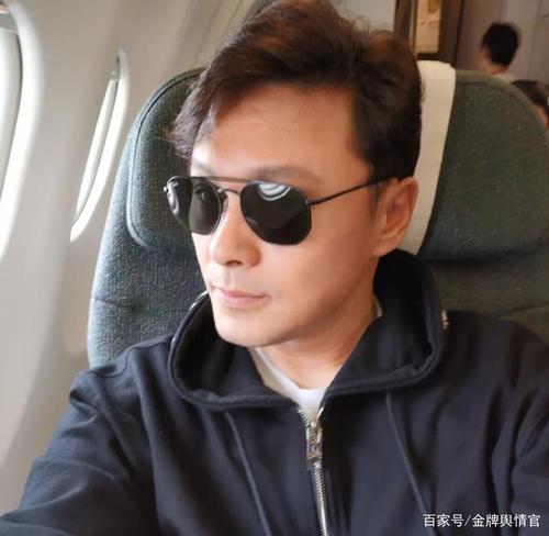 看来还真是香港人会保养啊,而且香港男明星中老年在去油这方面做的是
