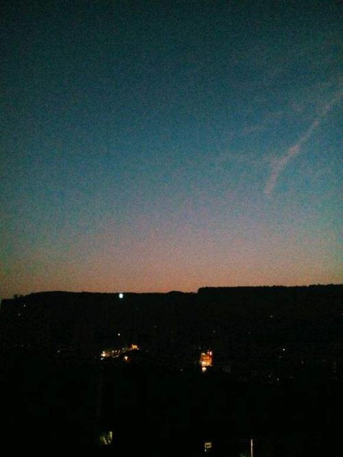 不要害怕黑夜,熬着熬着,天就亮了.