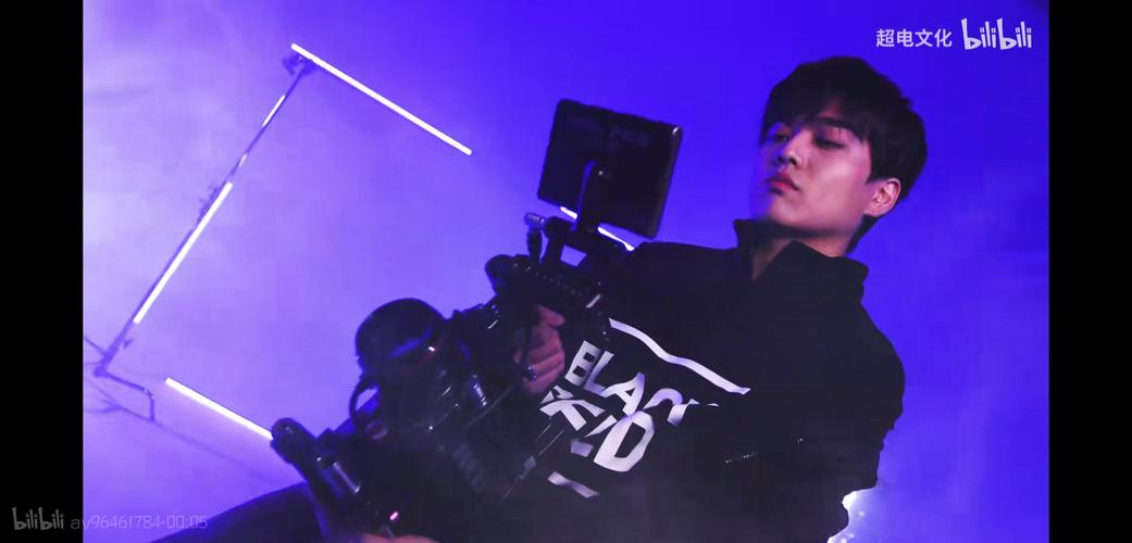 某幻看着镜头里的自己(如果假设为发现被偷拍),表情是非常微妙的