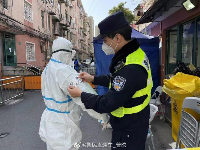 疫情当前 警察不退