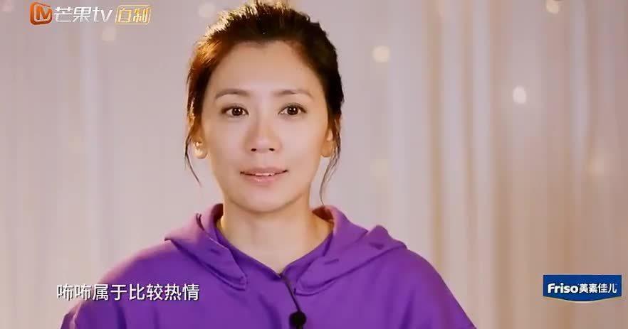 咘咘照顾波妞两人一起吃点心咘咘把大块的让给波妞