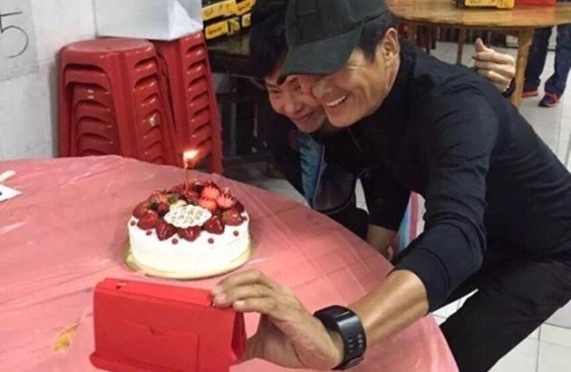 "平民影帝"周润发(发哥)前天过生日很平民化,早上独自爬山,中午拍