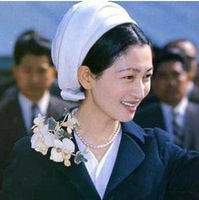 娘家有钱是种什么感受?明仁天皇结婚不花钱,雅子服装30年不过时