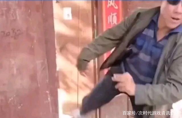 "大衣哥"一家人被狠狠地踢了出去,村民们抢走了修门的