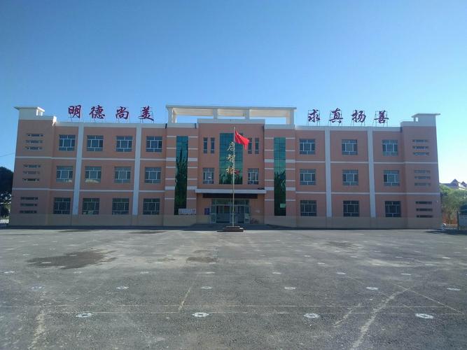 雨后的东风农场学校教学楼