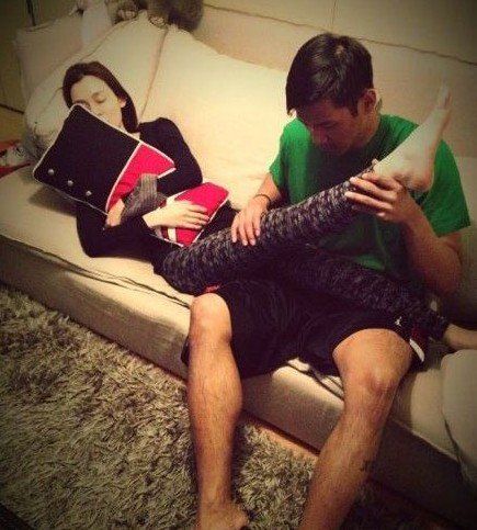 范玮琪机场受困10小时 获老公陈建州揉大腿解乏