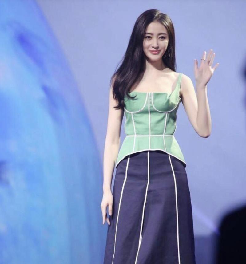 张天爱领口太大险走光这3个夏天防走光神器赶快备起来