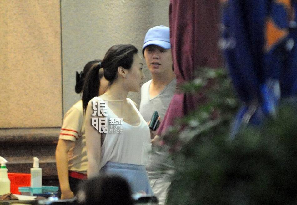 独家:李云迪携女友觅食 田霏养眼皮肤雪白_高清图集_新浪网