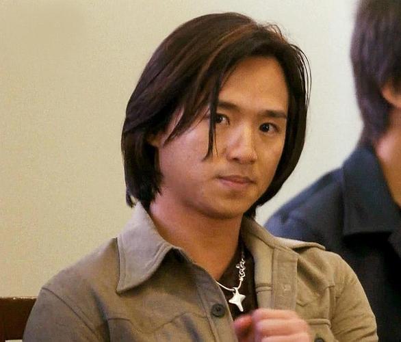 他是《古惑仔》的"焦皮",因兄弟反目被排斥,却沦落到酒吧卖唱