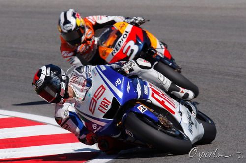 2009赛季motogp圣马力诺大奖赛落幕,雅马哈车队车手罗西和洛伦佐