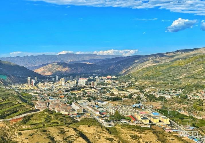 同仁市全貌(央广网发 滕萌 摄)