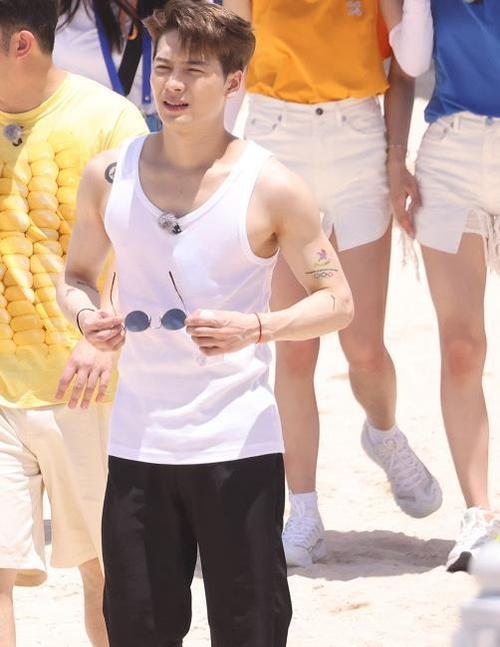 录节目不能有纹身王嘉尔参加跑男三亚录制遮纹身的方法很大胆