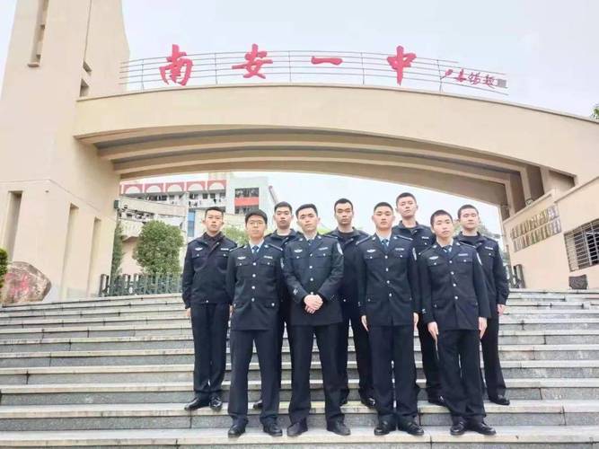 "上学时每次在路上,只要看见一抹亮黄色反光背心的警察,总能让我想起