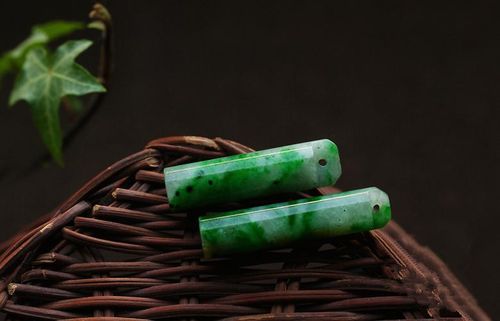 天然满绿翡翠翎管吊坠翎管外形多为圆柱形,长度在7-10厘米之间,顶部有