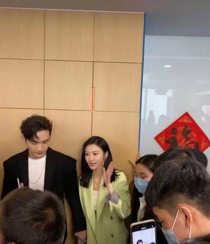 人间富贵花景甜营业与张彬彬穿情侣装好甜蜜终于逆袭成功