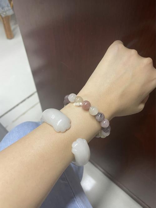 做了功课,说这个猫爪手镯好容易断,我满手都涂了石头保养油,生怕给我