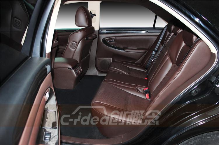 丰田皇冠英姿飒爽,完成男性荷尔蒙性感内饰