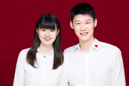 胡金秋520晒结婚证虐狗,16岁谈恋爱终成正果,网友却发现一问题