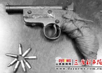 惊 藏上膛手枪过机场安检(图)