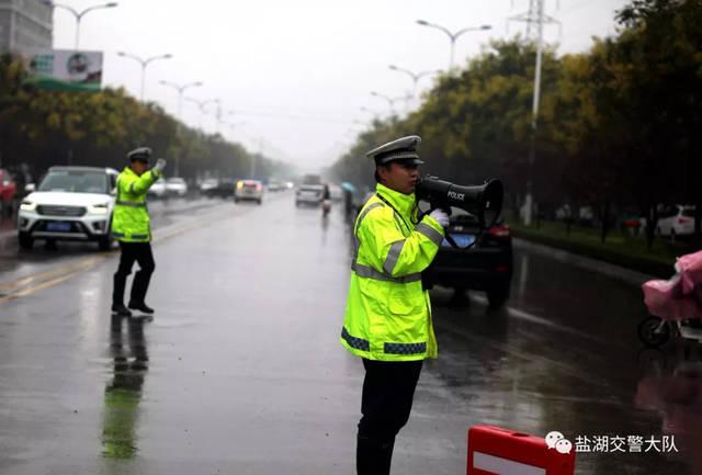 运城盐湖交警雨中执勤保平安