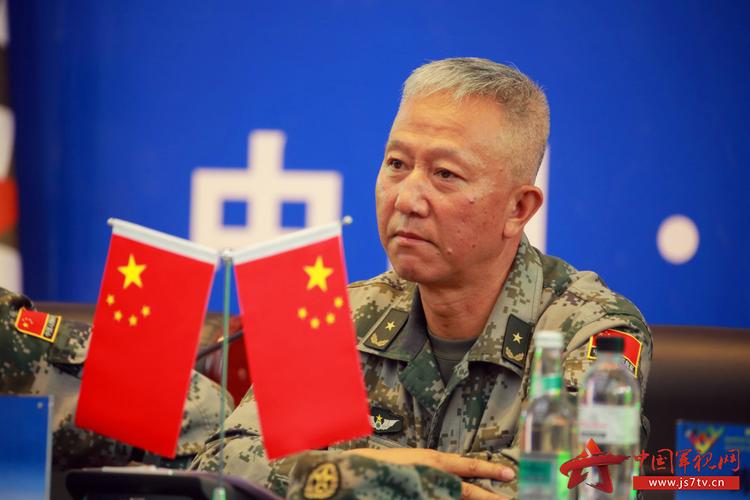 中国代表团指挥官冶建军少将向与会媒体介绍中方参赛队情况