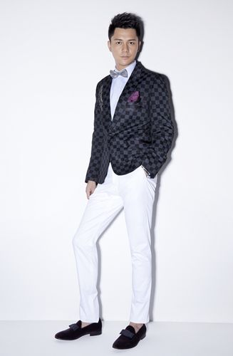 顾斌主持《综艺盛典》获赞 被夸养眼好气质(图)