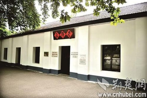 实习生童瑶 摄影:楚天都市报记者曲严   武汉中山公园西北角,胜利广场