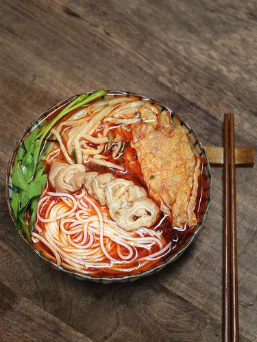 肥肠螺蛳粉,选用优质猪大肠,与辣椒,八角等香辛料一起卤制,软糯可口.