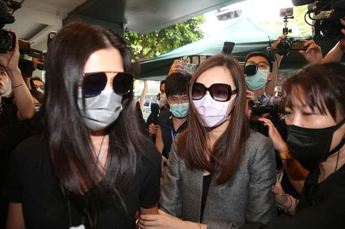 组图:刘真生前好友林熙蕾现身灵堂 与曾馨莹全程搀扶神情哀伤
