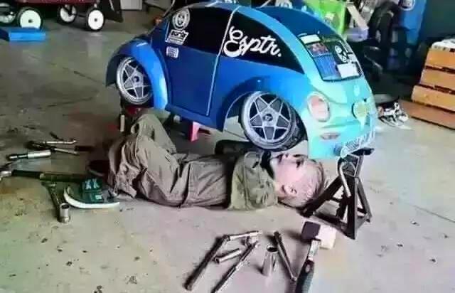 求下图中那个外国小男孩修车的原图,谁有,给我呗?谢谢