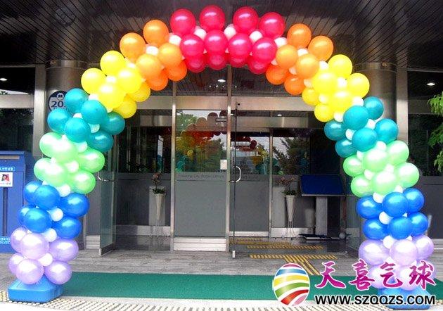 彩虹渐变色气球拱门