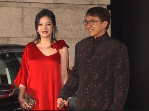 此次赵薇和大哥成龙走红毯,其手上的戒指和耳朵上的吊坠据悉