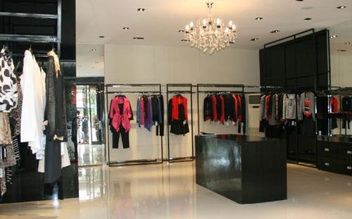 允硕女装专卖店形象图