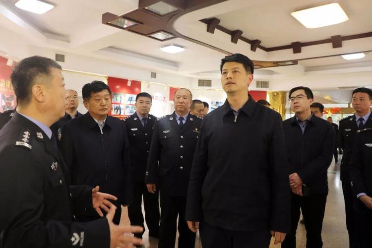 正文   去年4月,正厅长级干部黄巍"墩苗"任洪洞县委书记,并同时担任