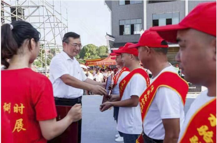 市人大常委会主任闵秀明出席并为获奖个人颁奖